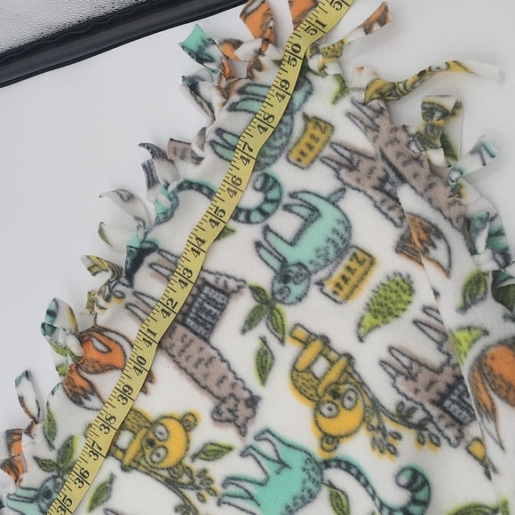 2 Soft Fleece Throw Blankets Bundle - Picture 5 of 9